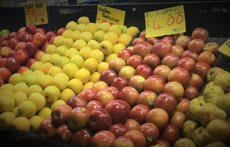 Apples in the market.jpg