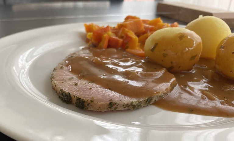 Kräuterkrustenbraten_Reduz (Phase 2)1 crop.jpg