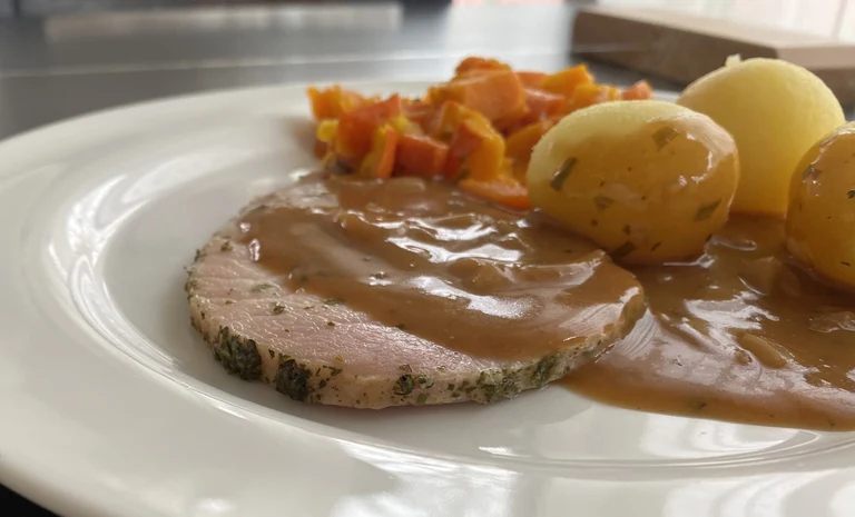 Kräuterkrustenbraten_Reduz (Phase 2)1 crop.jpg