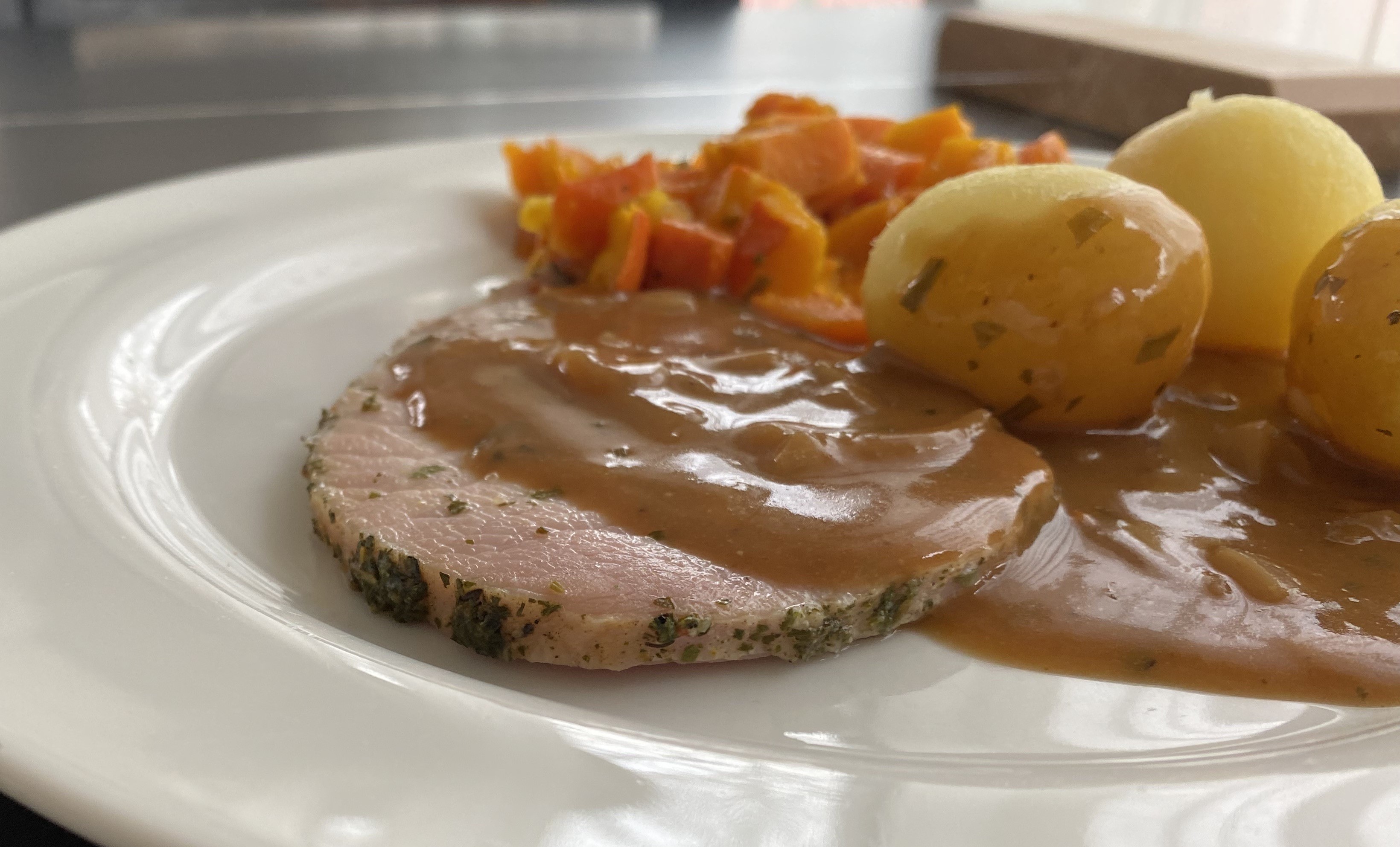 Kräuterkrustenbraten_Reduz (Phase 2)1 crop.jpg